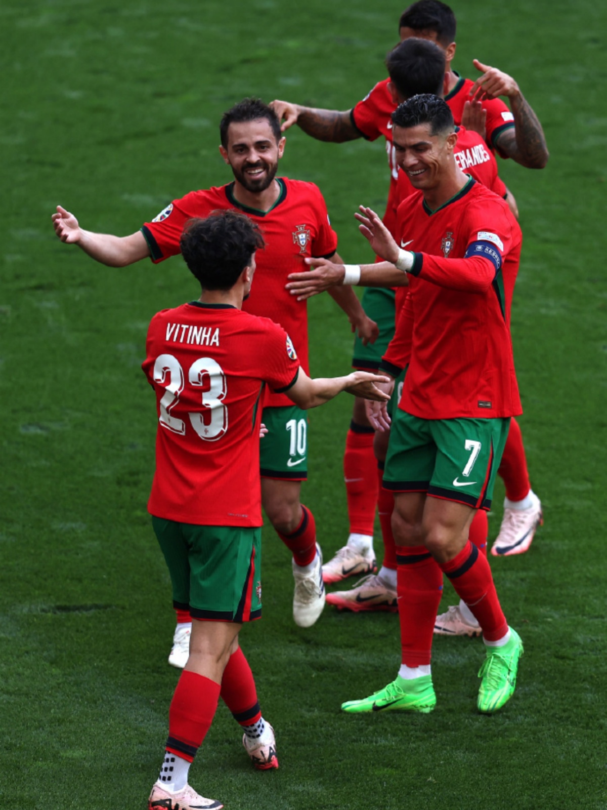 英媒晒巴黎阵中葡萄牙球员合照有望达成单赛季7冠的简单介绍  第2张