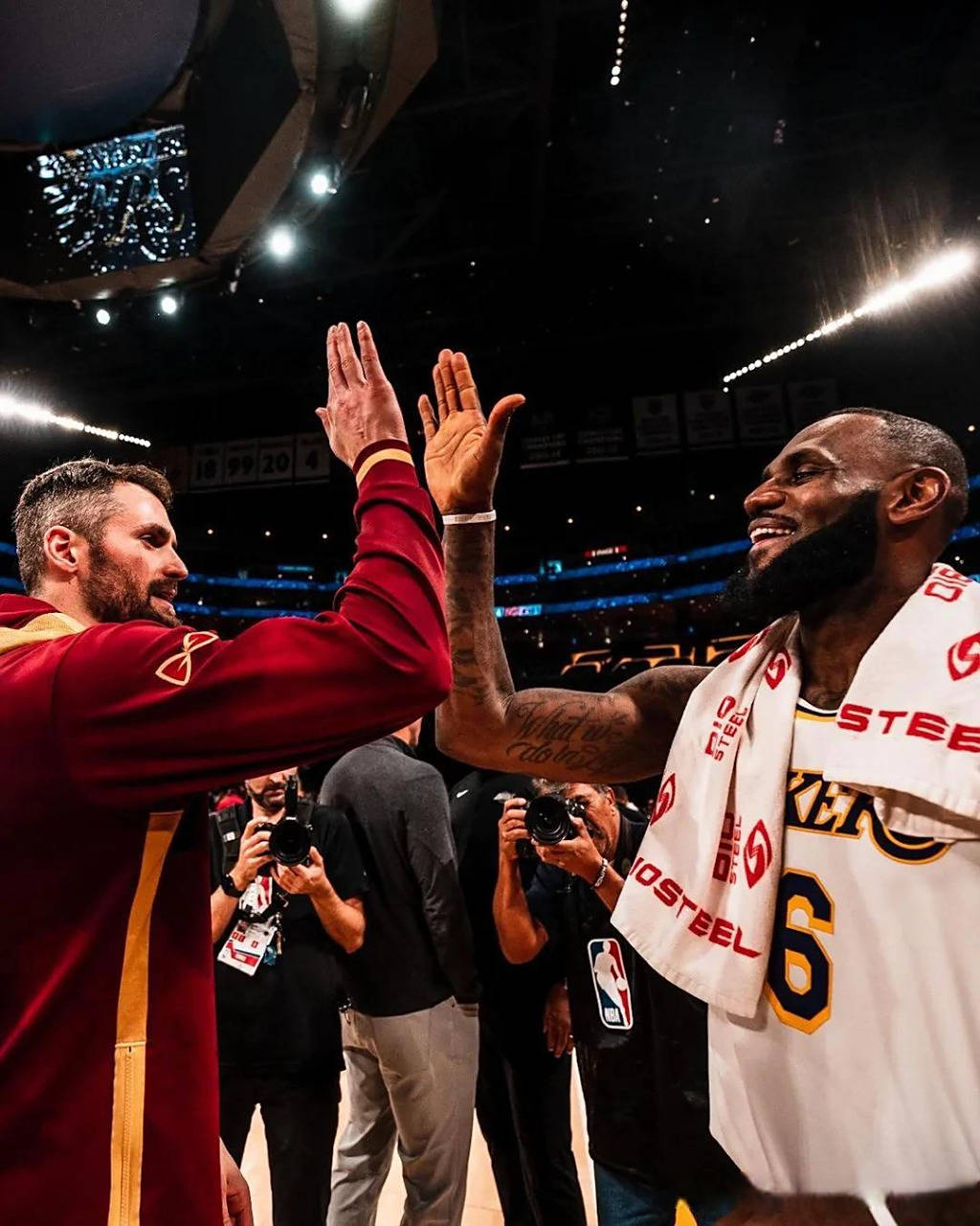 包含曝詹姆斯计划18日与湖人合练最快19日复出的词条  第2张