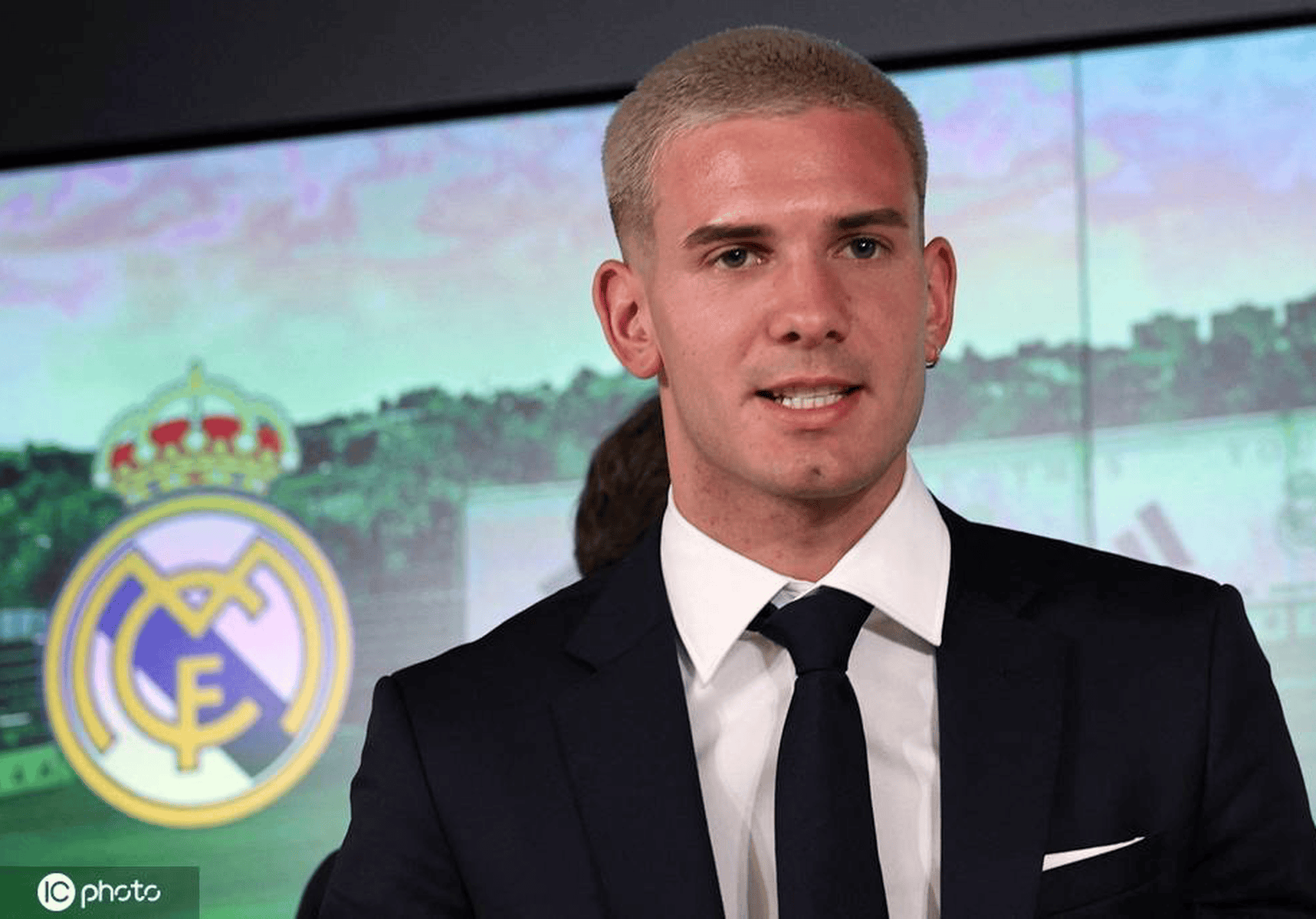 包含马斯坦托诺完成皇马首秀刚刚年满18岁的词条