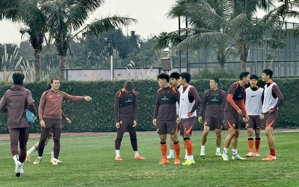 记者：国足进行定位球特训课备战18强赛的简单介绍  第2张