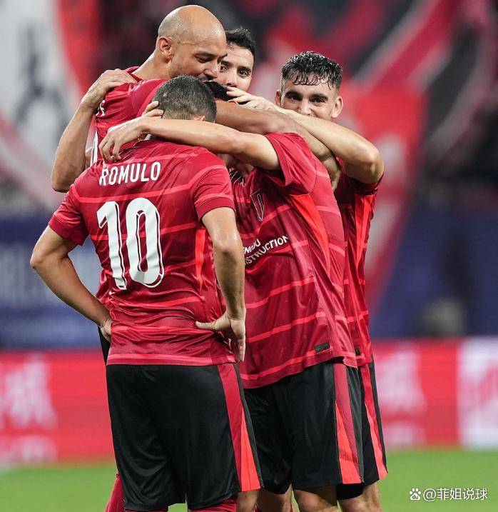 球迷向蔚山球员扔水瓶致蓉城被罚罚款3000美元的简单介绍  第2张