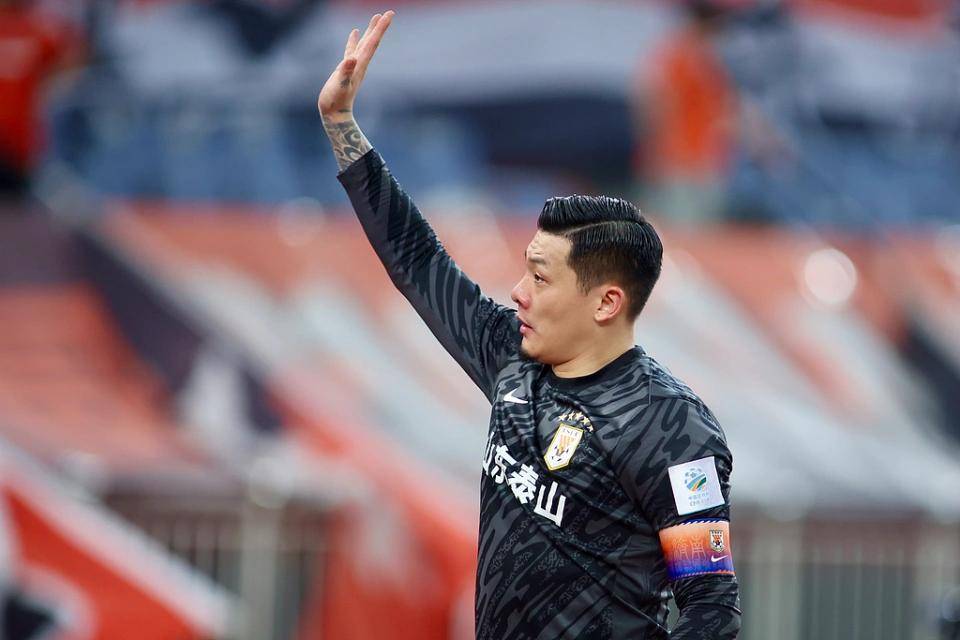 关于王大雷回应扔队长袖标争议行为和俱乐部无关的信息