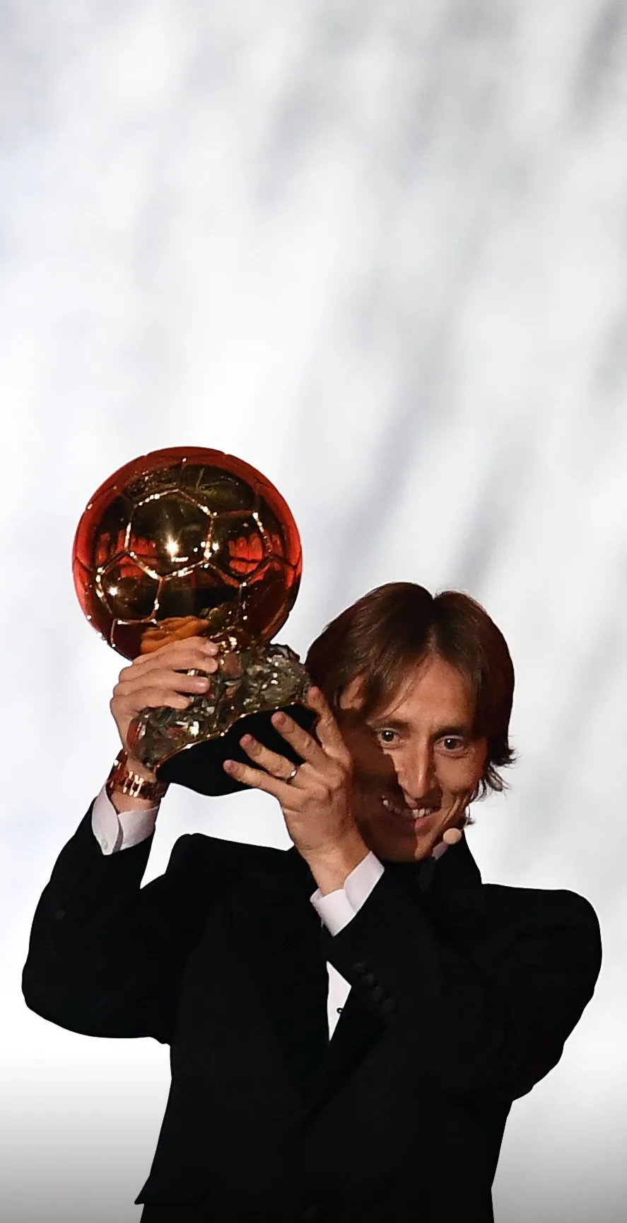 包含莫德里奇自由身加盟AC米兰双方签约一年的词条  第1张