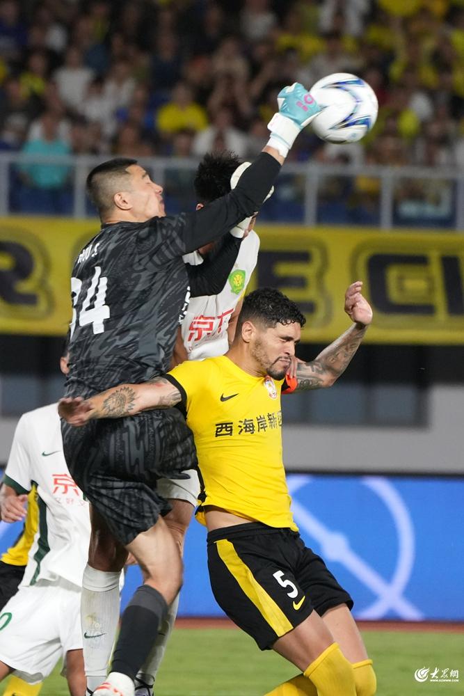 足协杯1/8决赛大连鲲城0-2青岛西海岸阿齐兹破僵戴维森锁胜局的简单介绍