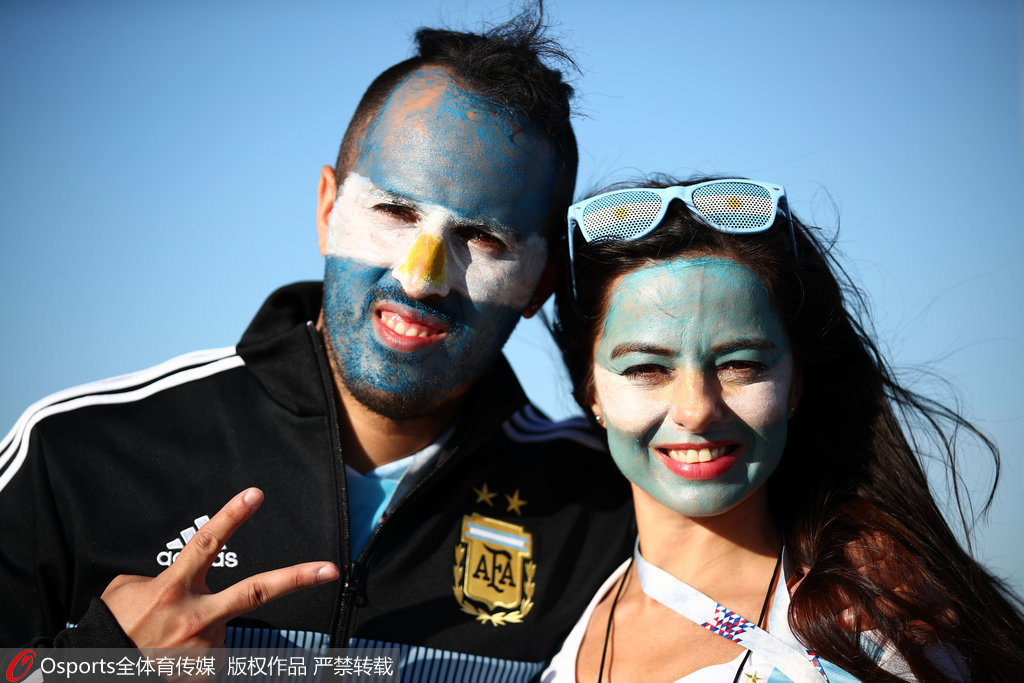 梅西晒与巴乔合影两人温情互动