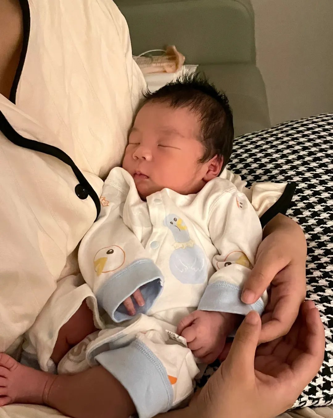 内马尔第四个孩子出生人社交媒体晒出怀抱新生儿照片的简单介绍  第1张