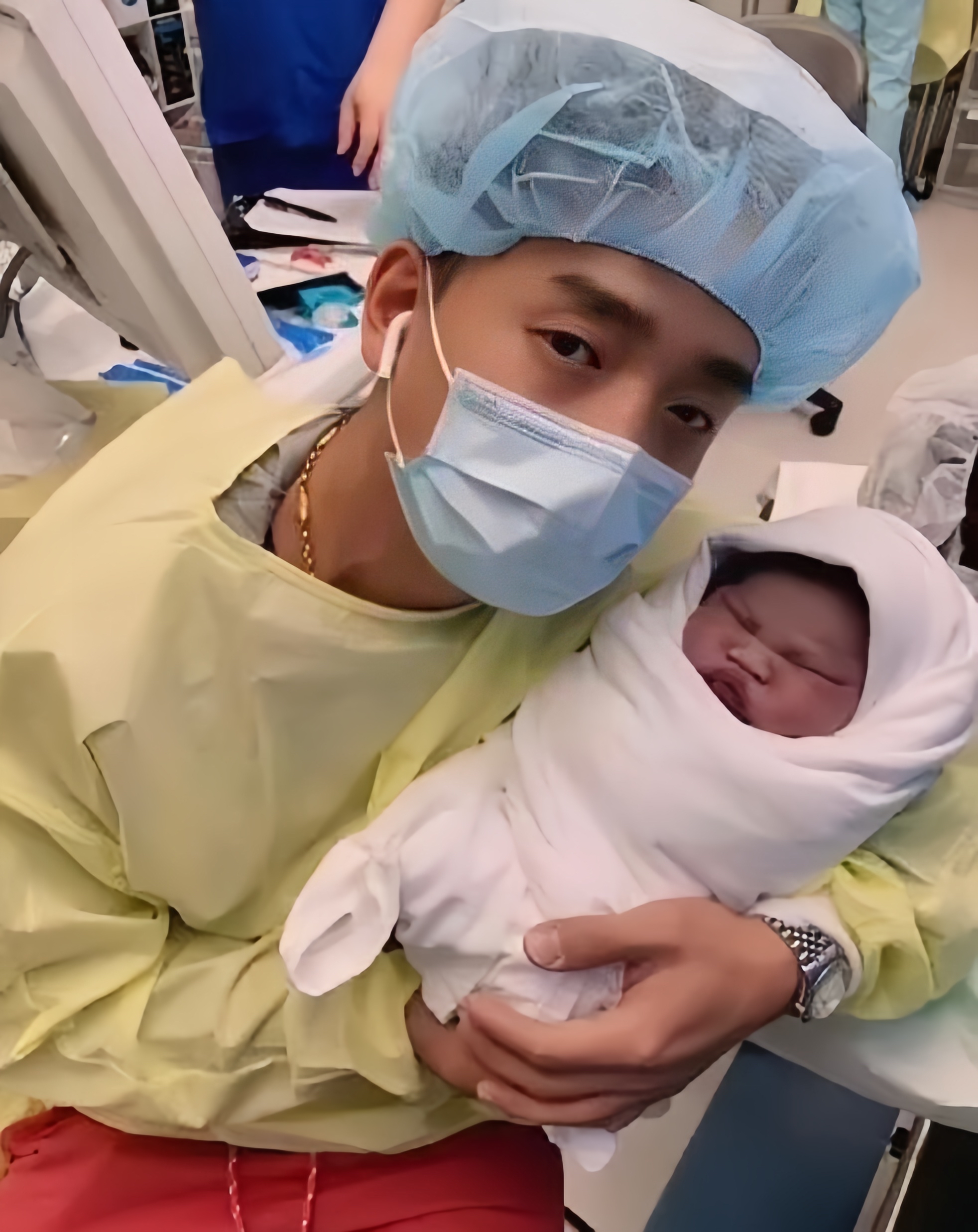 内马尔第四个孩子出生人社交媒体晒出怀抱新生儿照片的简单介绍  第2张