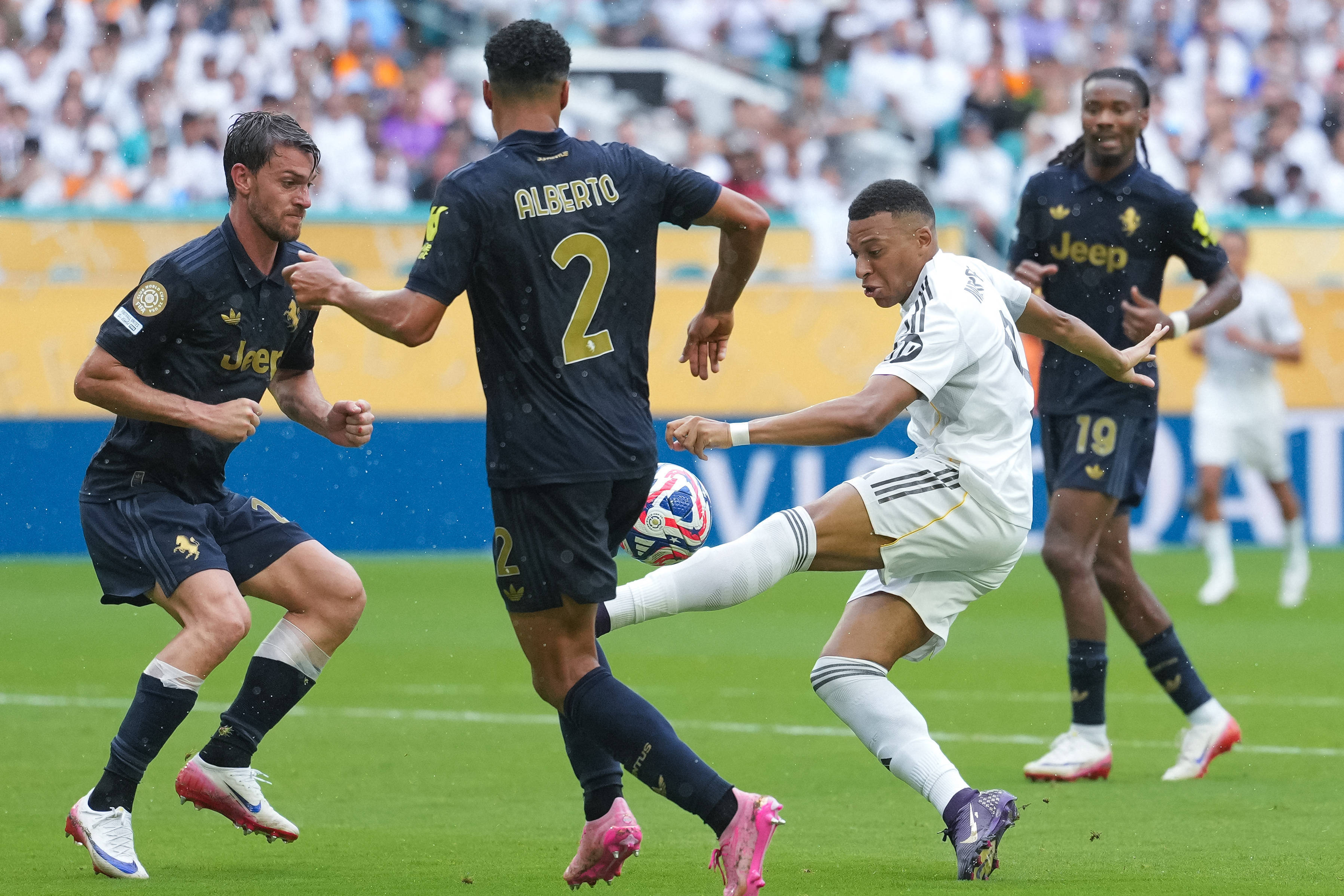 曝A费将在世俱杯后加盟皇马皇马与本菲卡达成协议的简单介绍