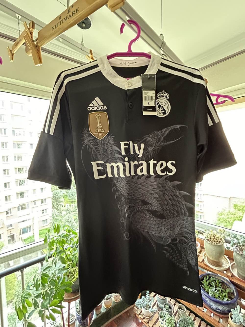 齐达内社媒晒身穿皇马球衣照片为皇马第三球衣的简单介绍