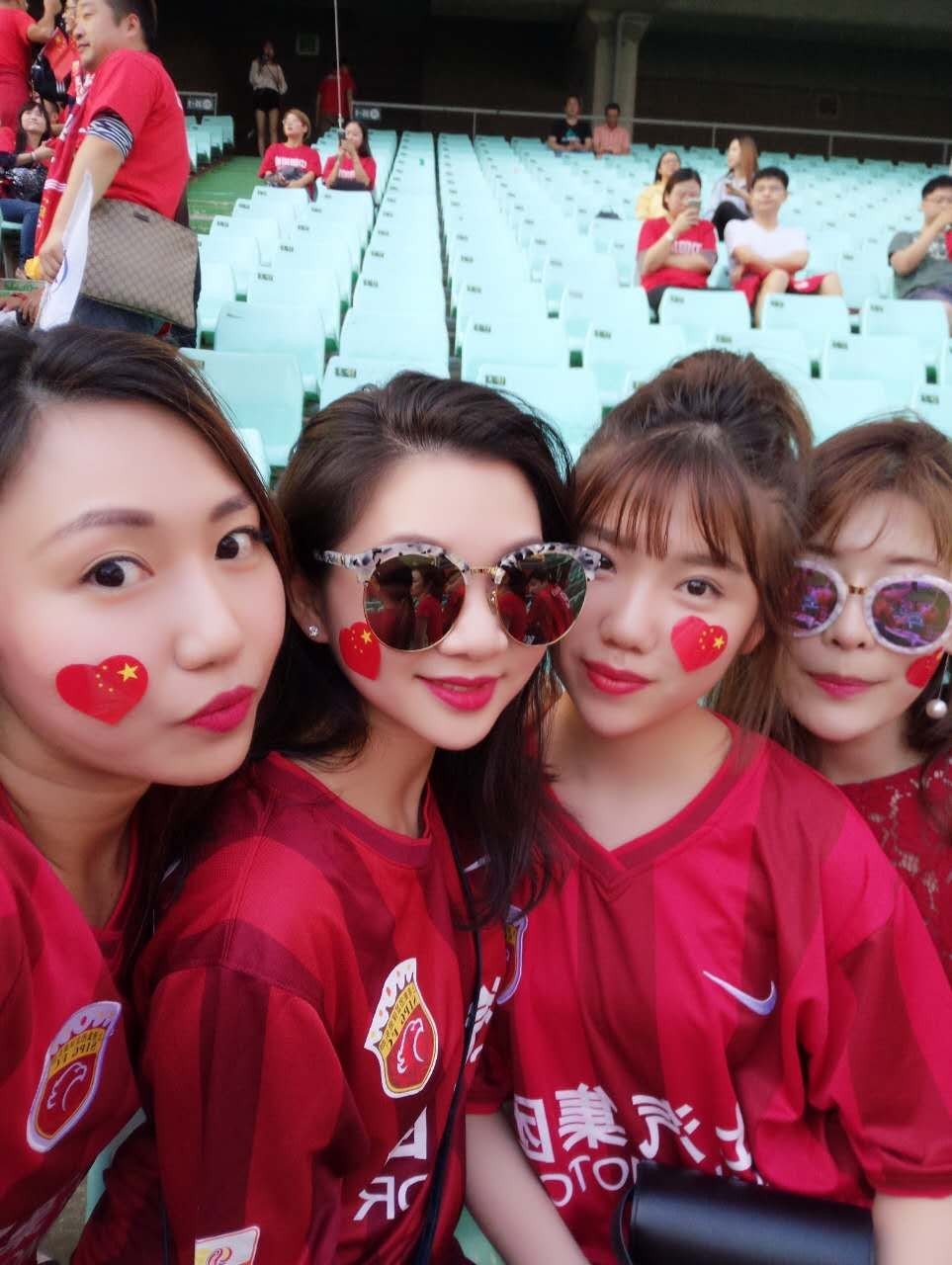 包含蓉城后卫杨帅晒妻女现场观战照蓉城晋级亚冠正赛的词条  第1张