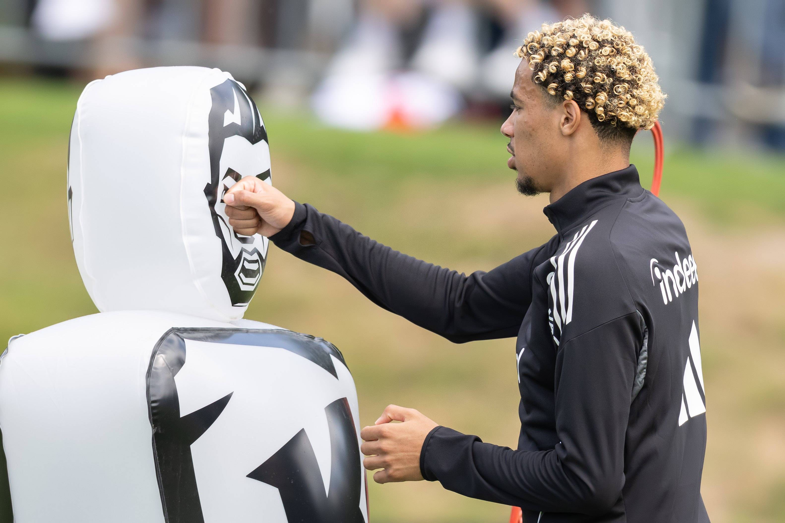 关于伊萨克不满纽卡未兑现加薪承诺球员希望寻求转会的信息