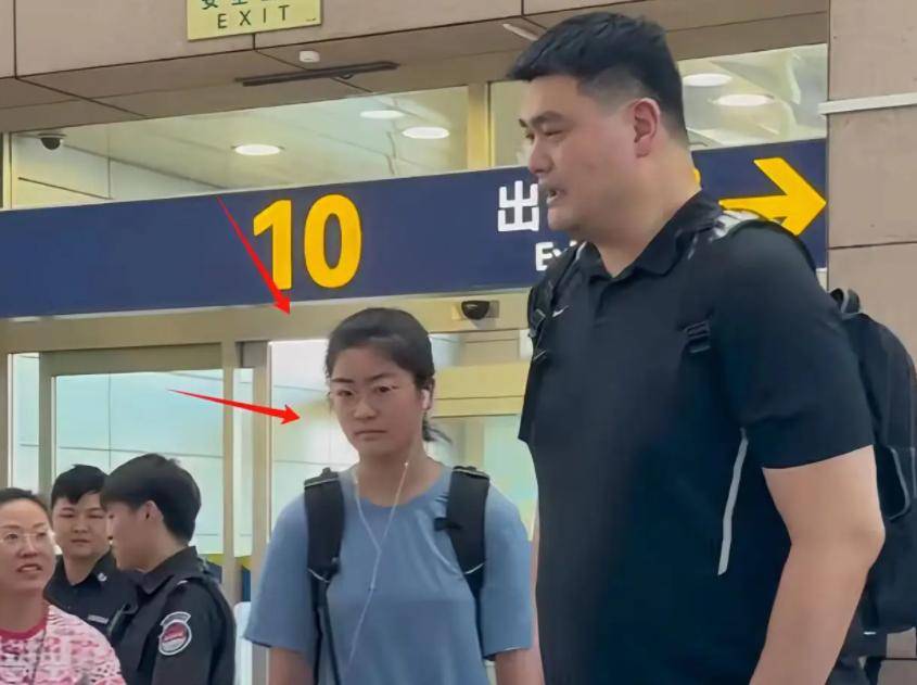 包含姚明15岁女儿身高1米9现身浦东机场引网友赞叹的词条